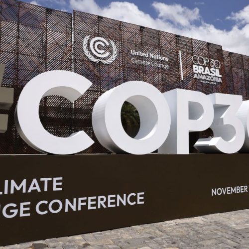 COP30 retoma negociações neste sábado em busca de consenso na reta final