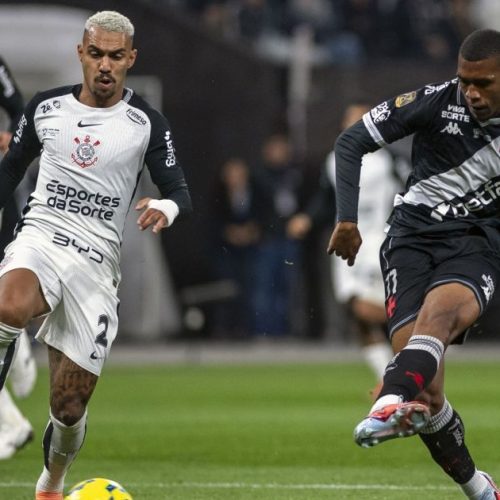 Com sete pendurados, Corinthians evita cartões e vai completo para volta