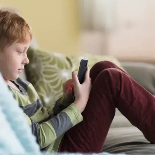 Diminuição do QI em gerações mais novas pode estar ligada ao uso de telas