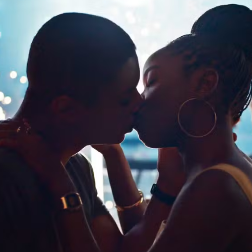 “Dona de Mim”: Voltaram? Leo e Marlon se beijam durante clipe