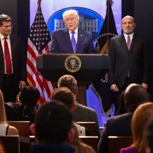 Donald Trump oficializa tarifa global de 10% após decisão da Suprema Corte