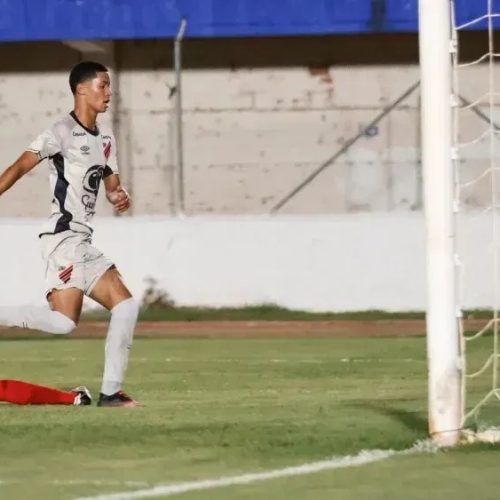 Athletico-PR tem jogador expulso, mas vence Maricá e vira líder na Copinha