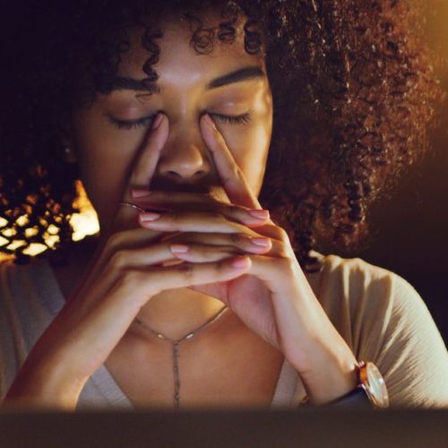 Com muito sono durante uma reunião importante? Veja como resolver