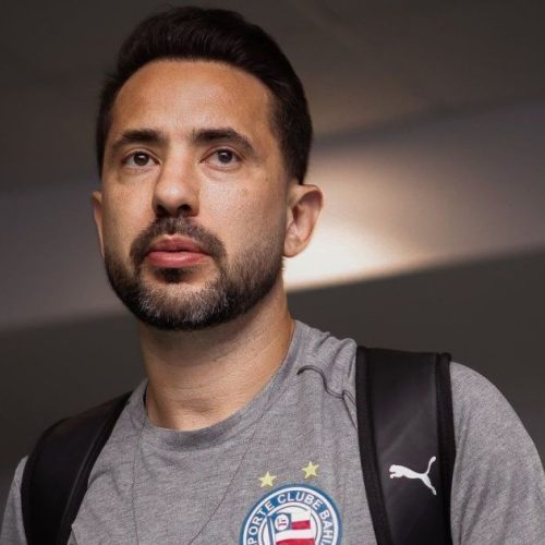 Torcida do Bahia faz mosaico para Everton Ribeiro após cura do câncer; veja