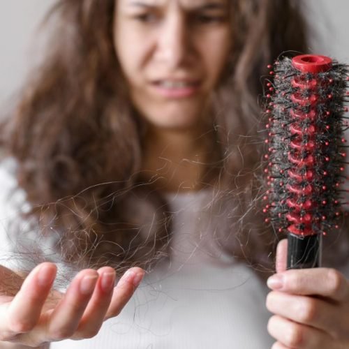 Queda de cabelo: confira hábitos diários que pressionam o couro cabeludo