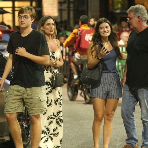 Filho de Angélica e Huck passeia com namorada e sogros no Rio; veja