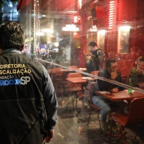 Procon fiscaliza locais por suspeita de venda de bebida adulterada em SP