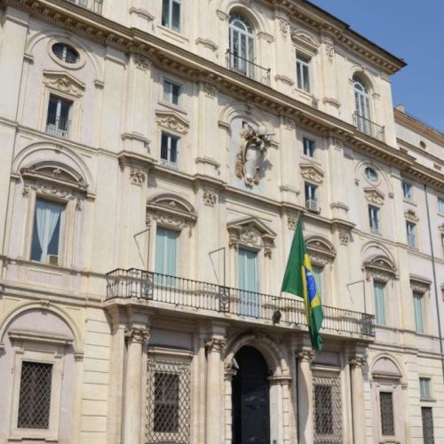 Conheça a Embaixada do Brasil em Roma onde Porchat está hospedado