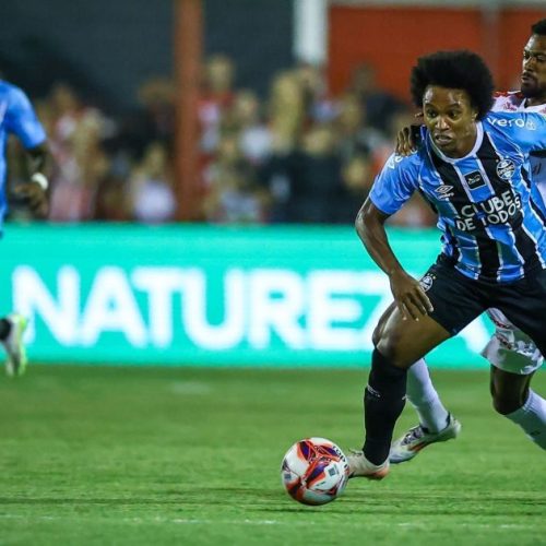 Com estrela de Carlos Vinicius, Grêmio bate Guarany de Bagé pelo Gauchão