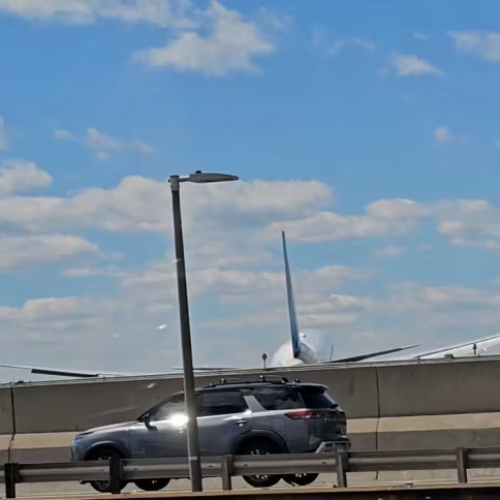 Avião colide com caminhão e poste durante pouso em aeroporto nos EUA