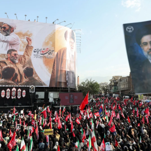 Multidão toma as ruas de Teerã no funeral do aiatolá Ali Khamenei