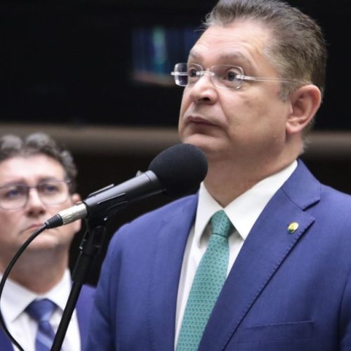 Sóstenes chama Hugo Motta de “procrastinador de problemas”