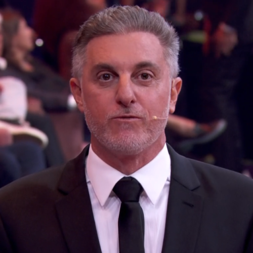 Luciano Huck se confunde e fala de série da Netflix no Melhores do Ano