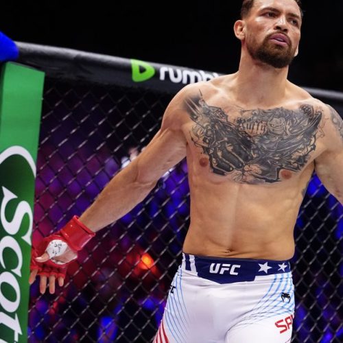 Brasileiro pede mulher em casamento após vitória no UFC da Casa Branca