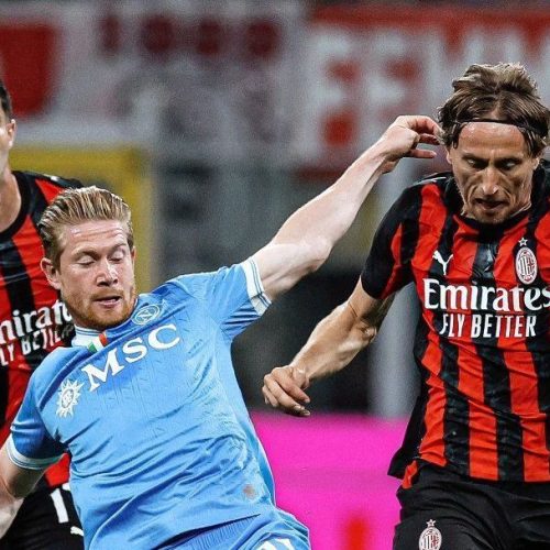 Pulisic brilha, Milan vence Napoli e assume liderança da Serie A