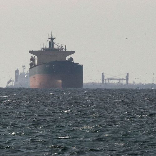 Embarcação ligada ao Japão atravessa Estreito de Ormuz, diz Tóquio