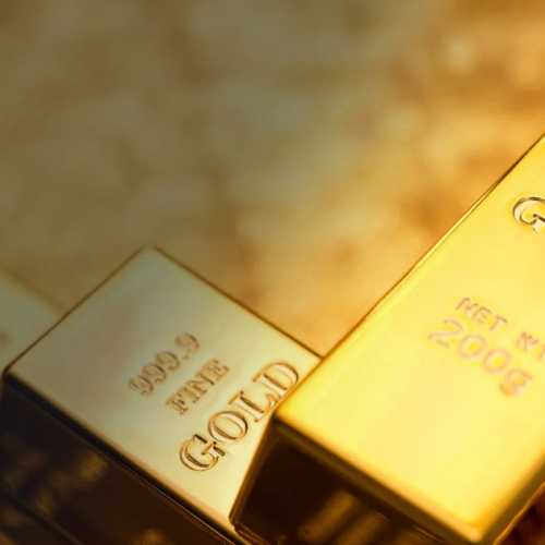Ouro fecha em leve queda com pressão do petróleo e expectativas sobre Fed