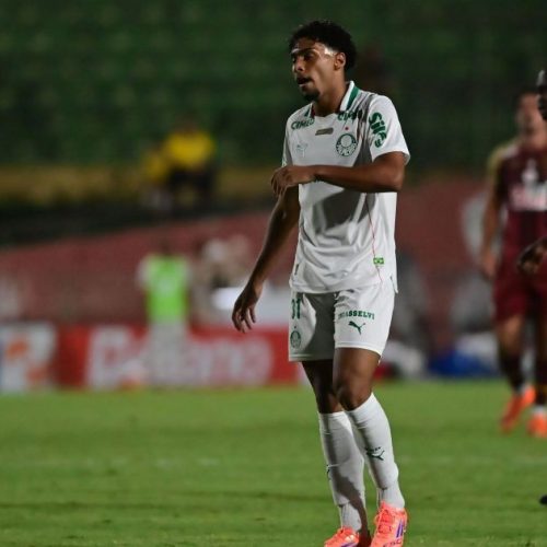 Com um a mais, Palmeiras vence Portuguesa na estreia do Paulistão