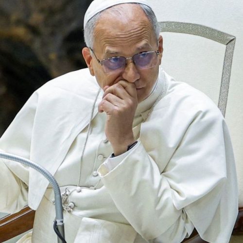 Papa Leão XIV pede fim de todas as guerras mundiais durante benção de Natal