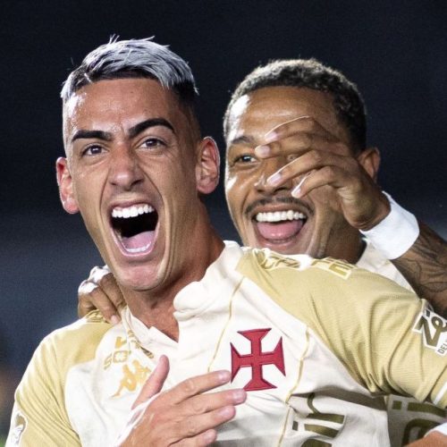 Vasco aproveita expulsão, vence o Bahia e se distancia do Z4 no Brasileirão