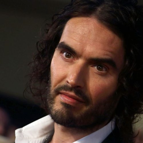 Russell Brand é acusado de mais 2 crimes sexuais, diz polícia britânica