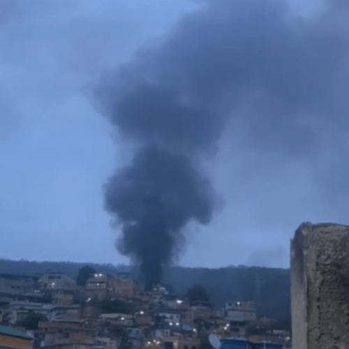 Veja momento em que drone do CV arremessa bomba durante megaoperação no RJ