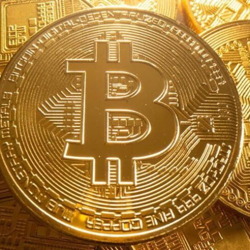 Bitcoin atenua alta após ultrapassar US$ 90 mil
