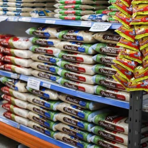 Preços dos alimentos no Brasil caem pelo quarto mês consecutivo, diz IBGE