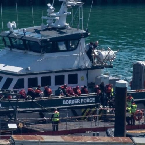 Guarda Francesa resgata 157 migrantes de barco em chamas no Canal da Mancha