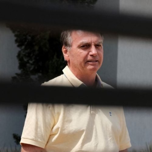 Bolsonaro abre mão de arma e aguarda decisão de Moraes sobre domiciliar