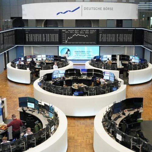 Bolsas da Europa fecham majoritariamente em queda sob pressão geopolítica