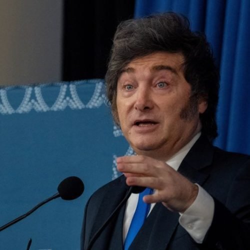 Milei assina decreto que prevê veto e expulsão por ataques à Argentina