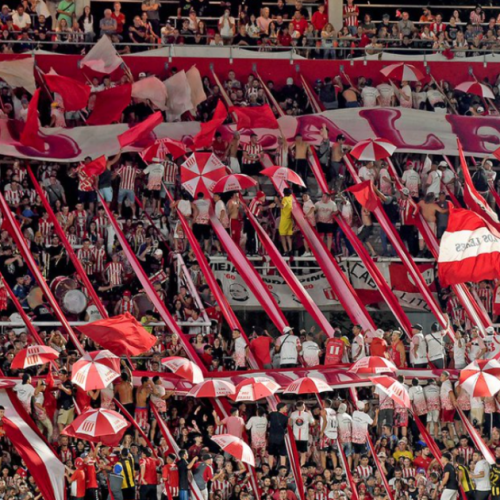 Torcida do Estudiantes faz foguetório de madrugada em hotel do Flamengo