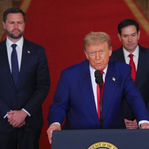 Trump abandona liderança democrática dos EUA, diz Anne Applebaum