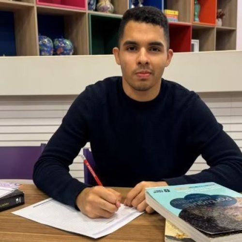 Estudante revela rotina de estudos após tirar nota mil na redação do Enem